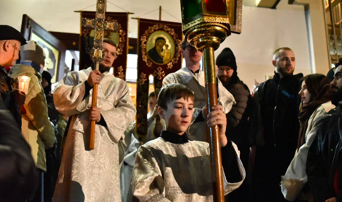 Фото Сотни прихожан пришли на ночную пасхальную службу в Вознесенский собор Новосибирска – 20 кадров 4